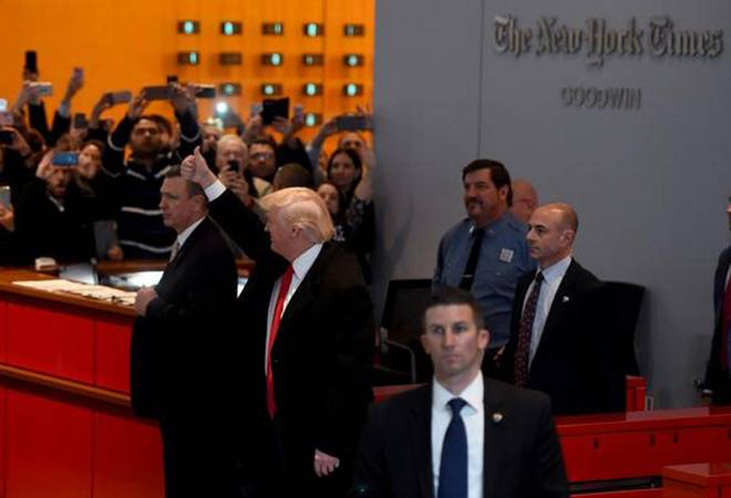▲ 2016년 11월22일(현지시간) 도널드 트럼프 대통령 당선인이 미국 뉴욕의 뉴욕타임스빌딩을 방문했다. 사진=flickr