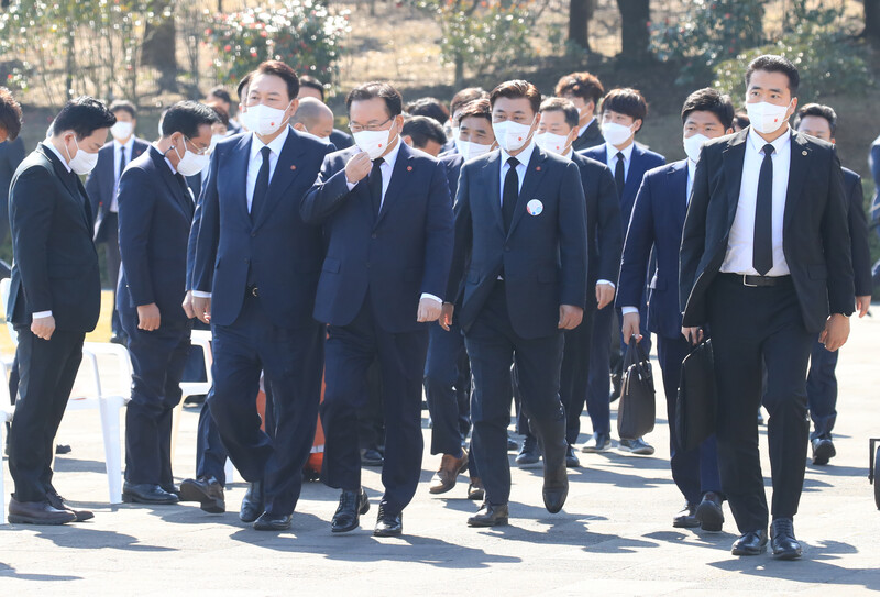 ▲President-elect Yoon Seok-yeol and Prime Minister Kim Bu-gyeom enter the 74th anniversary of the Jeju April 3 Victims Memorial Ceremony held at the April 3 Peace Park in Bonggae-dong, Jeju-si on the morning of the 3rd. [제주도사진기자회] ⓒYonhap News