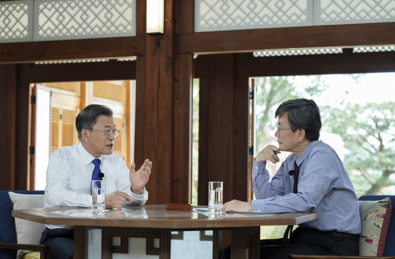 ▲President Moon Jae-in and journalist Sohn Suk-hee during a conversation at the Blue House on the 15th.  ⓒJTBC 