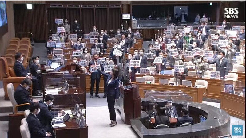 ▲People's Power Rep. Bae Hyun-jin is protesting with her arms extended to National Assembly Speaker Park Byeong-seok regarding physical fights with bodyguards and People's Power lawmakers at the main assembly hall of the National Assembly on the followingnoon of the 30th.  Photo = Captured from SBS video