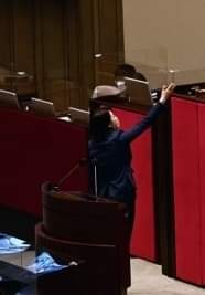 ▲ Representative Hyun-jin Bae of People's Strength is protesting to Speaker of the National Assembly Park Byeong-seok regarding physical fights with bodyguards and People's Strength lawmakers at the main assembly hall of the National Assembly on the followingnoon of the 30th.  Photo = Bae Hyun-jin's Facebook