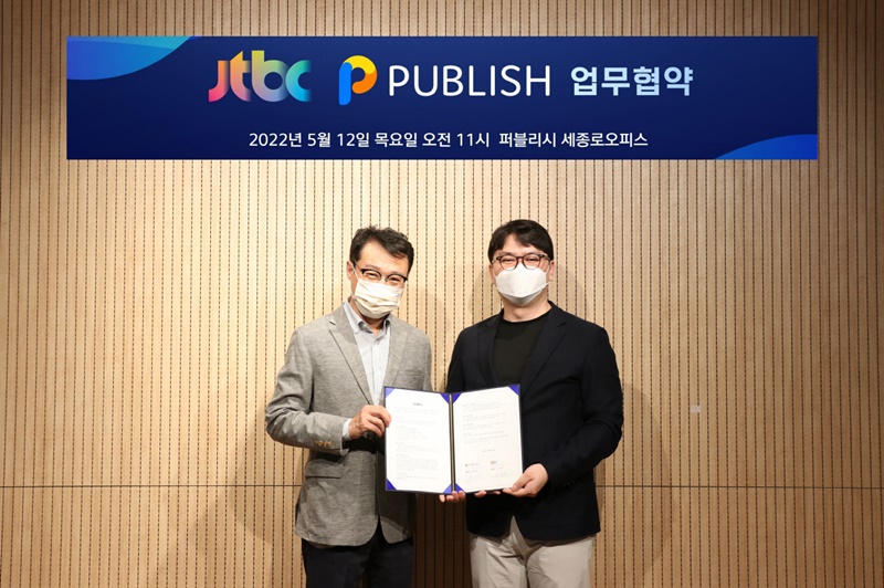 ▲이규연 JTBC 대표와 권성민 퍼블리시 대표가 12일 서울 퍼블리스 세종로오피스에서 업무협약을 맺었다. 사진=JTBC