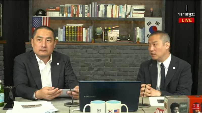 ▲ Gyeonggi governor candidate Kang Yong-seok and reporter Kim Se-eui are speaking on the evening of the 16th in the Garosero Research Institute broadcast on the controversy over whether President Yoon Seok-yeol and Kim Eun-hye, a candidate for the People's Strength, made a phone call to Gyeonggi-do governor to mediate.  Photo = Taken from the Garosero Research Center