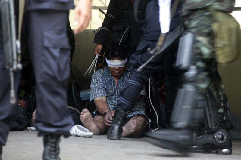 ▲ 군에 체포된 '레드셔츠' 시위대원이 눈이 가려진 채 이송을 기다리고 있다. 2010년 5월 군의 유혈 진압으로 방콕 도심을 점거 중이던 레드셔츠 90명 내외가 학살당했다. 이유경. 사진=류가헌 제공
