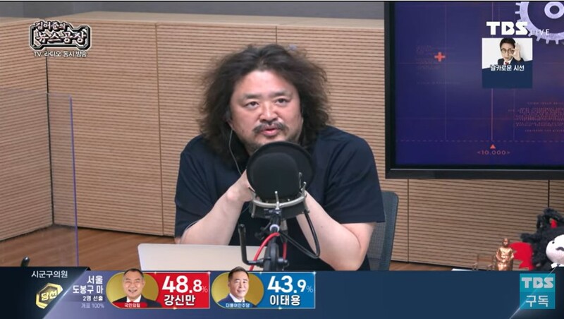 ▲ Broadcaster Kim Eo-Jun is running TBS Radio Kim Eo-Jun's News Factory on the morning of the 2nd.  Photo = TBS video capture