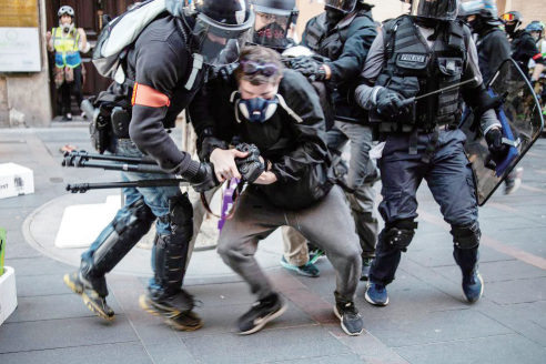 ▲ 프랑스 노란조끼 시위 현장에서 경찰에 의해 제압당하고 있는 기자. 출처=Sénéjoux (2020.12.07)