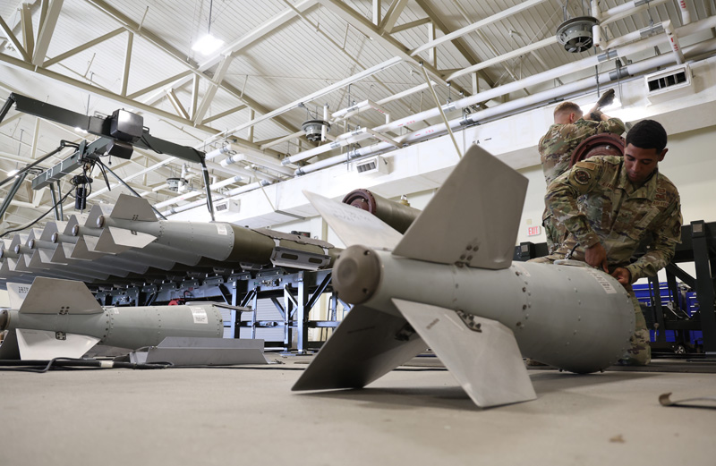 ▲ 7월7일 미 군산기지 제8전투비행단에서 군인들이 GBU-31 Version-3 JDAM 정밀유도탄을 점검하고 있다. ⓒ 연합뉴스