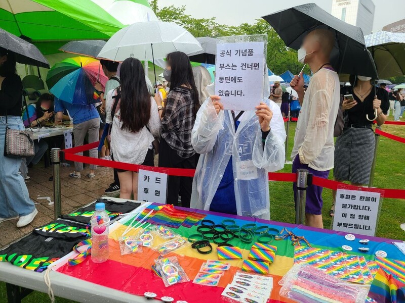 ▲23회 서울퀴어퍼레이드 공식 굿즈 판매부스. 사진=김예리 기자