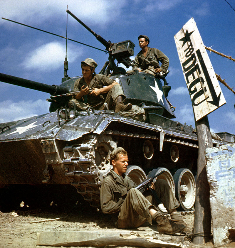 ▲ 1950년 8월17일 낙동강 전선에서 미 육군 24사단 소속 M24 채피 전차와 전차병들. 사진=위키백과