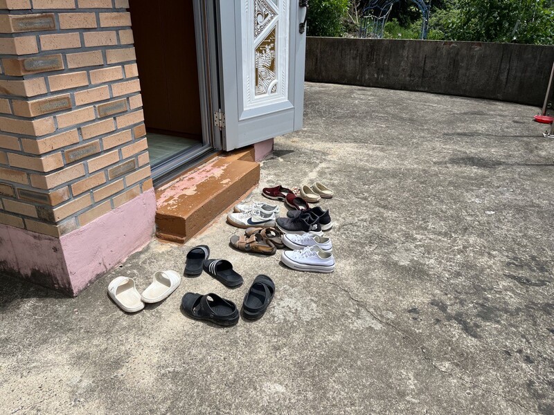▲ 마을회관 앞에 놓인 입사마을 주민과 기자들의 신발. 사진=경남신문 제공.