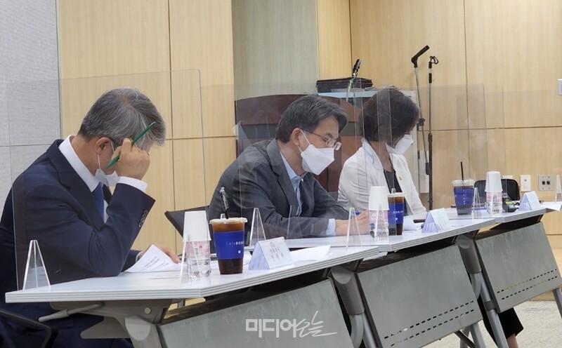 ▲28일 서울시 마포구 TBS 대회의실에서 야권 의원들과 TBS 경영진 면담이 진행되고 있다. 사진=노지민 기자