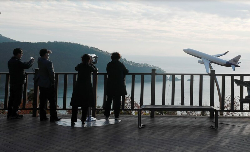 ▲지난 2020년 11월16일 국무총리실 산하 김해신공항 검증위원회가 김해신공항 타당성 검증 결과 발표를 하루 앞둔 16일 오후 부산 강서구 가덕도동 대항항 전망대에서 항공기 모형이 설치돼 있다. ⓒ연합뉴스