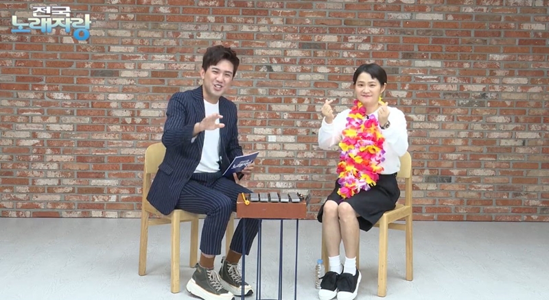 ▲오는 10월16일부터 KBS '전국노래자랑' MC를 맡게 된 방송인 김신영씨(오른쪽)가 8월30일 유튜브 라이브를 통해 소감을 밝히고 있다. 사진=KBS 유튜브 갈무리