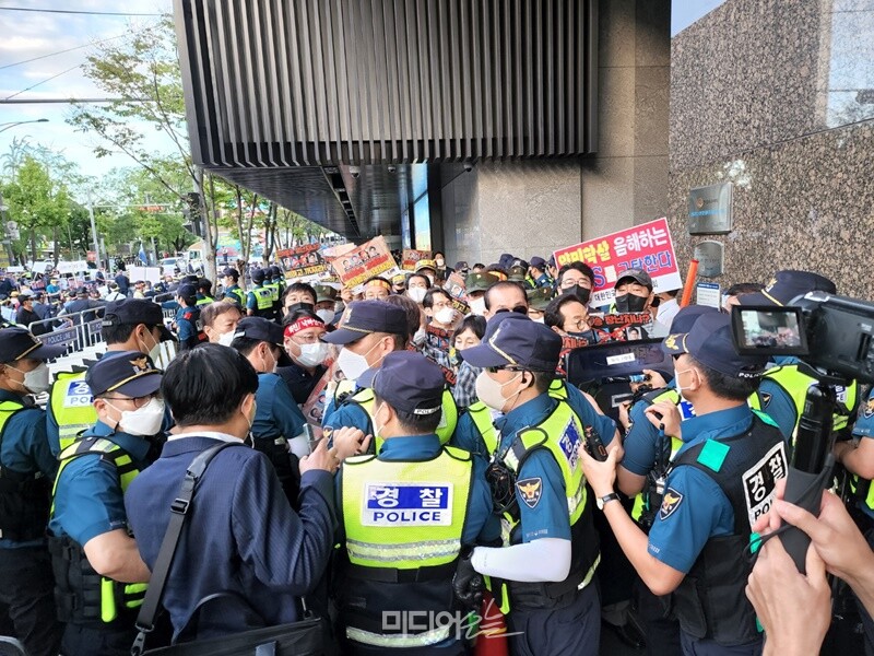 ▲9월2일 한국방송협회 주최 방송의날 축하연이 열리는 서울 여의도 63컨벤션센터 앞에서 보수단체들의 공영언론 사장 퇴진 촉구 집회가 진행됐다. 일부 참여자들이 항의서한을 전달하겠다며 건물로 진입하는 과정에서 경찰과 대치하고 있다. 사진=노지민 기자