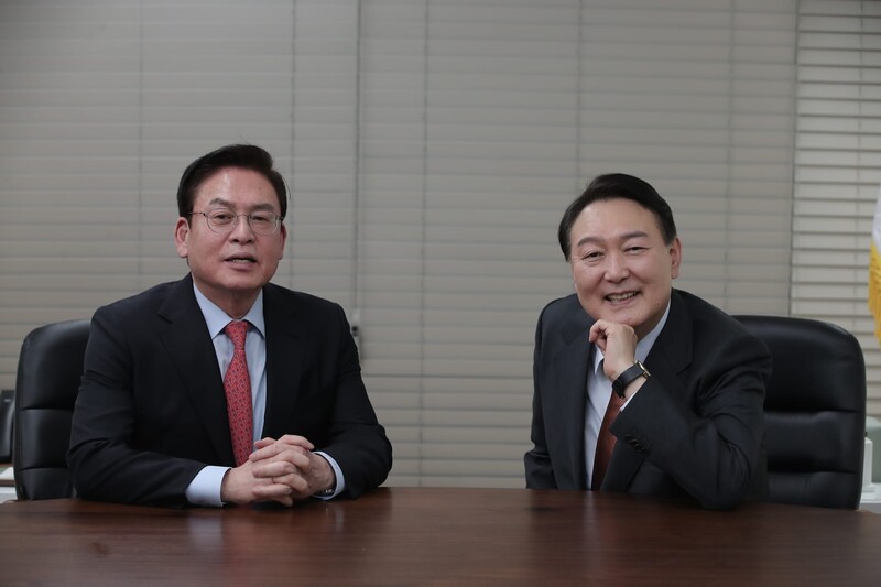 ▲정우택 국민의힘 의원과 윤석열 대통령이 지난 2월 사진 촬영을 하고 있다. 사진=정우택 페이스북