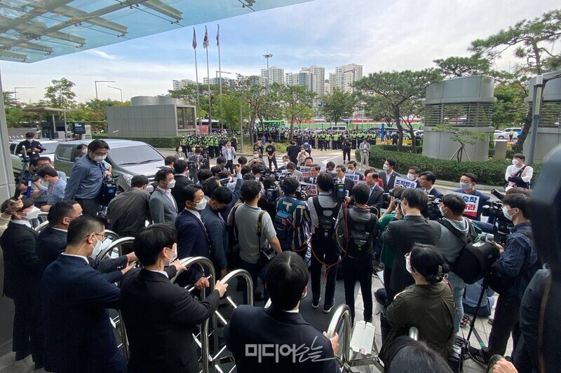 ▲28일 오전 서울 상암 MBC 사옥 앞에서 국민의힘 의원들이 항의방문을 하면서 MBC의 보도를 비판하는 기자회견을 열었다. 사진=정민경 기자.