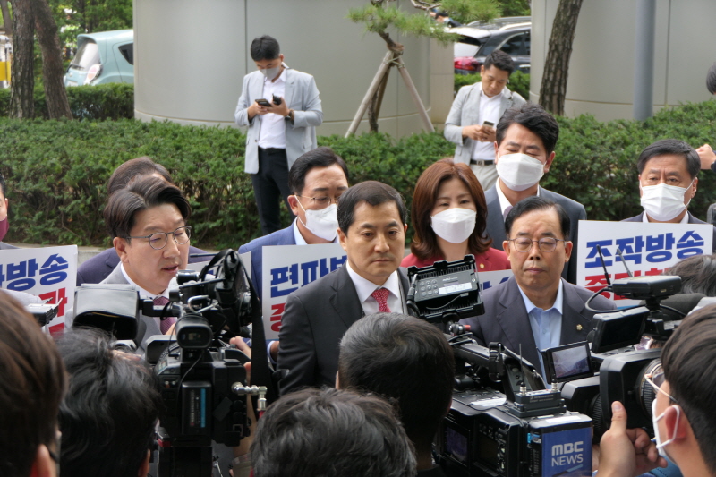 ▲9월28일 국민의힘 의원들이 MBC 항의방문에 나선 모습. ⓒ언론노조 