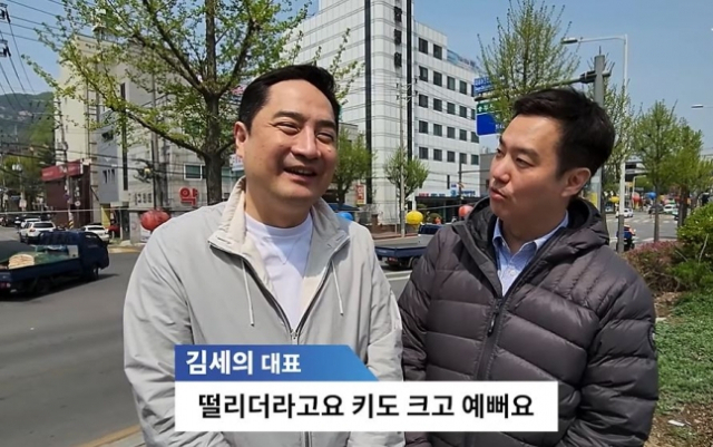 ▲유튜브 채널 '가로세로연구소'의 진행자였던 강용석 변호사(왼쪽)와 김세의 전 MBC기자. 조민씨가 일하는 병원에 찾아가 인터뷰를 시도한 뒤 나와 유튜브 방송을 진행하는 모습. 