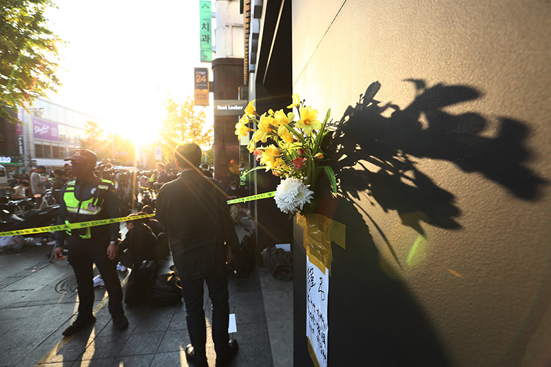 ▲ 10월30일 서울 용산구 핼러윈 이태원 압사 참사 현장 인근 벽에 희생자들을 추모하는 국화가 붙여 있다. ⓒ 연합뉴스