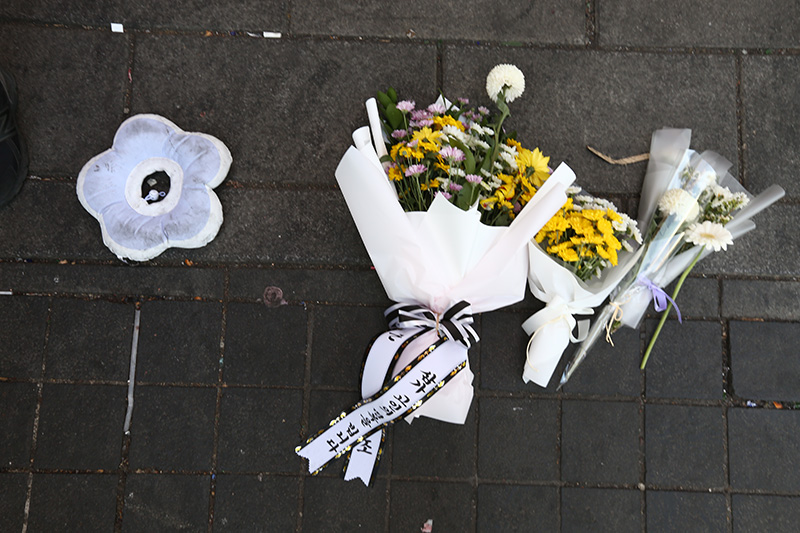▲ 10월30일 서울 용산구 핼러윈 이태원 압사 참사 현장 앞에 희생자들을 추모하는 국화가 놓여 있다. 사진=민중의소리