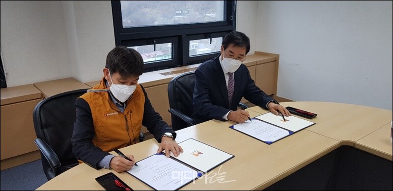 ▲(왼쪽부터) 나석채 MBN지부장과 류호길 MBN 대표이사가 2020년 11월25일 오후 매경미디어그룹 사무실에서 노사합의문에 서명하고 있다. 사진=MBN지부.