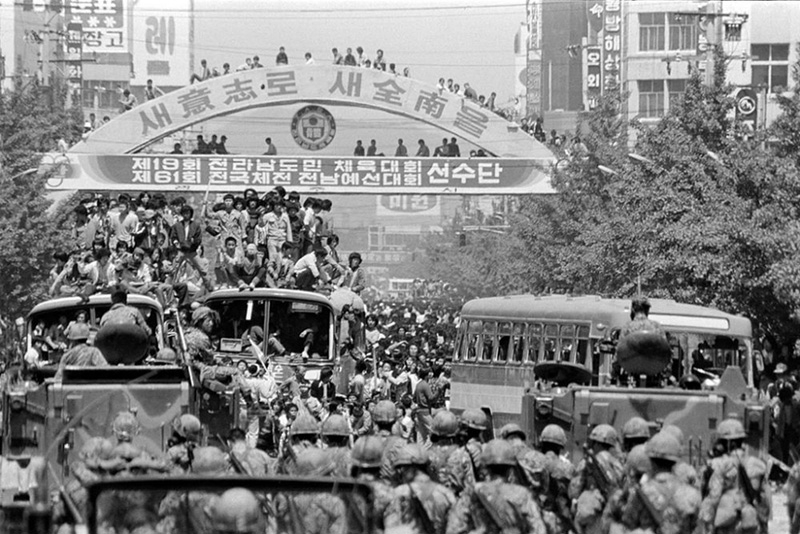 ▲ 1980년 5·18민주화운동 당시 광주 금남로 전일빌딩 앞 대로에서 버스에 올라탄 시민들이 계엄군과 대치하고 있다.