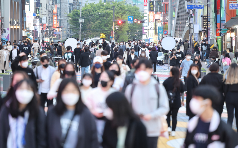 ▲ 4월17일, 서울 마포구 홍대 부근 거리에 사람들로 붐비고 있다. ⓒ 연합뉴스