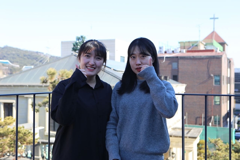 ▲ 민언련 노조는 지난해 10월25일 총회에서 노조 설립에 앞장섰던 고은지 활동가(오른쪽)와 조선희 활동가를 초대 노조위원장과 부위원장으로 선출했다. 사진=민언련 노조 제공