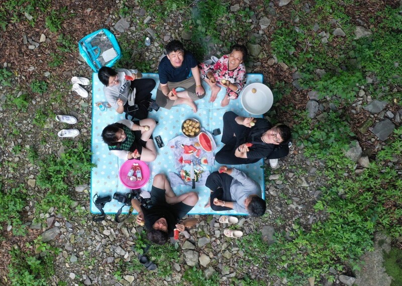 ▲ 입사마을 주민들과 경남신문 심부름센터 기자들, 미디어오늘 윤유경 기자. 사진=경남신문 제공