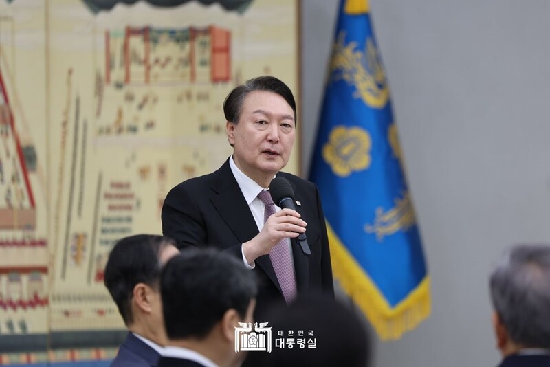 ▲ 지난 1일 국무위원, 참모들과 떡국 조찬 중인 윤석열 대통령. 사진=대통령실