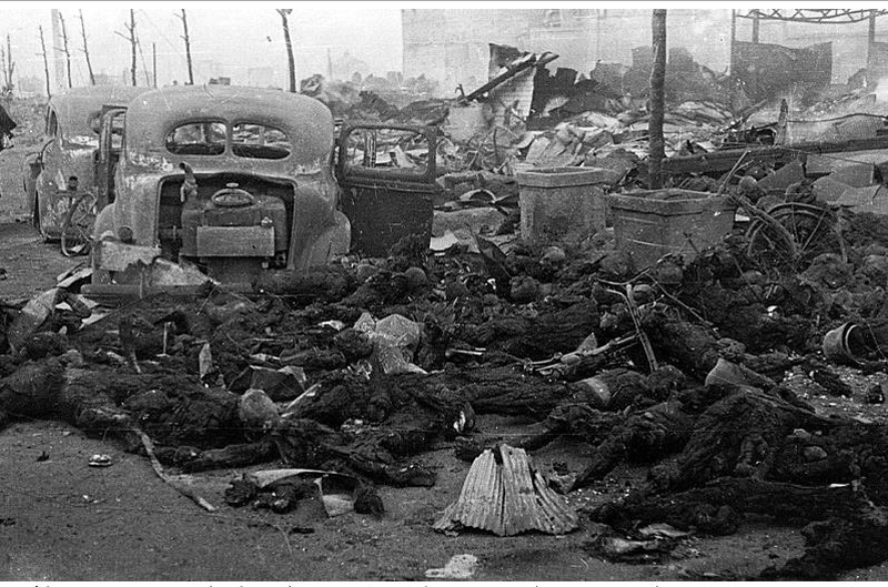 ▲ 1945년 3월10일 미군의 도쿄 대공습으로 사망한 일본 민간인 시신들. 당시 일본인 10만 명이 사망했다. 사진=위키피디아