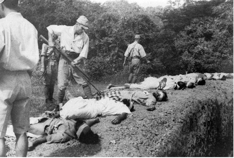 ▲ 1944년 3월 일본군이 인도 북동부 마니프로의 수도 임팔 지역을 공격할 때 붙잡은 인도군 전쟁포로를 총격으로 살해하고 총검으로 찌르고 있다