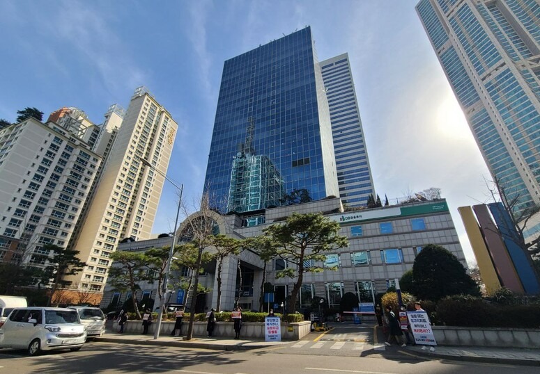 ▲전국언론노동조합과 ‘경남CBS 아나운서 정상적 원직복직을 위한 대책위원회’가 16일 CBS기독교방송재단 이사회를 앞두고 최태경 경남CBS 아나운서의 정상 원직 복직를 요구하며 피케팅 시위를 진행하고 있다. 사진=김예리 기자