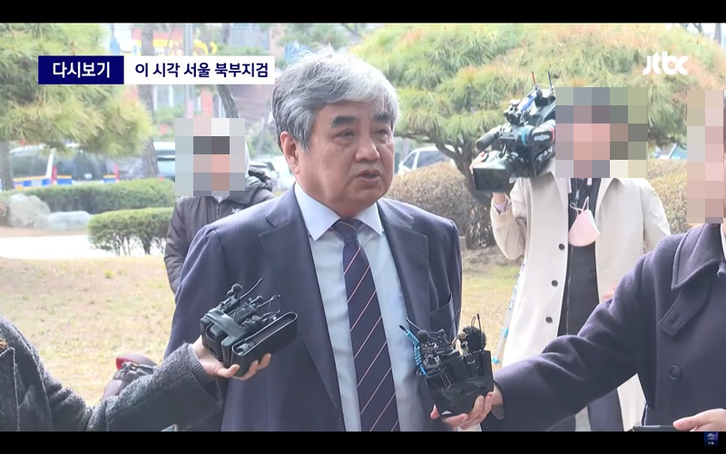 ▲22일 오전 한상혁 방통위원장이 서울북부지검에 출석했다. 사진=JTBC 보도화면 갈무리.