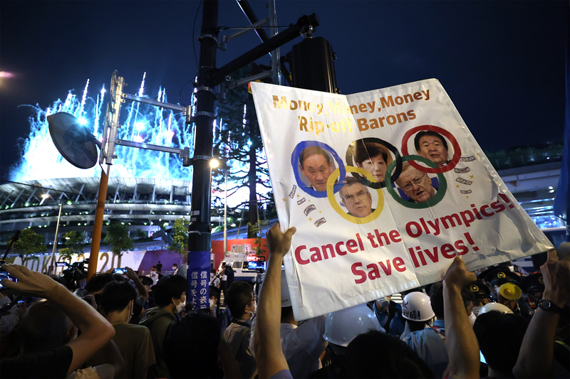▲ 2021년 7월23일 2020도쿄올림픽 개막식이 열리는 일본 도쿄 신주쿠 국립경기장 밖에서 시민들이 올림픽 반대 시위를 하고 있다. ⓒ 연합뉴스