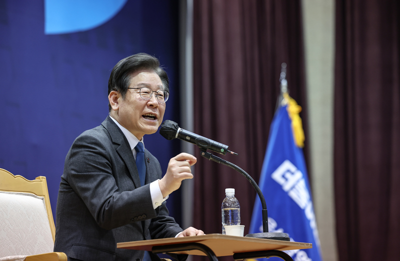 ▲ Lee Jae-myung, representative of the Democratic Party of Korea, attends the Ulsan section of the 'Visiting People's Report' held at the Ulsan Chamber of Commerce and Industry on the 24th of last month and communicates with party members.  Photo = Democratic Party website