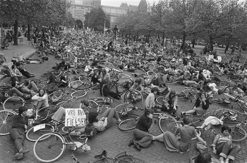 ▲1972년 네덜란드 암스테르담의 분노한 시민들은 사고 다발 지역을 점거했으며, 아이들이 놀 수 있도록 거리를 폐쇄했다. 나중에는 수천 대의 자전거로 시청 앞 광장을 점거하고 도로에 바리케이드를 치기도 했다. 슬로건의 이름도 칼럼의 이름을 따 ‘아이들을 그만 죽여라(Stop de Kindermoord)’였다.