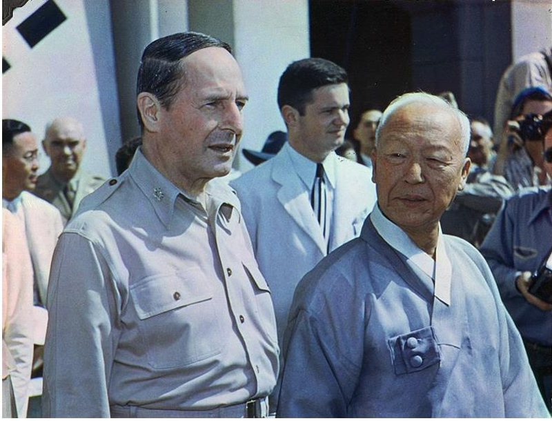 ▲ 1948년 8월15일 정부수립 기념식에서의 이승만 대통령과 맥아더 장군. 사진=위키미디어
