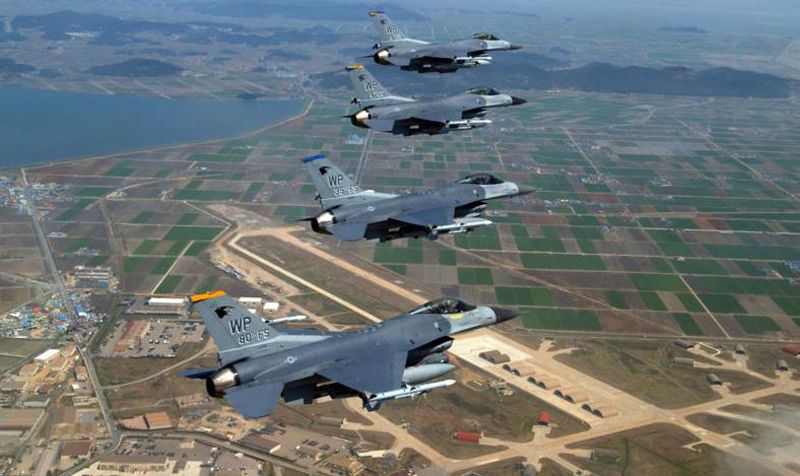 ▲ 2006년 4월 군산 지역 상공을 비행하는 미공군 F- 16 전투기. 사진=위키미디어