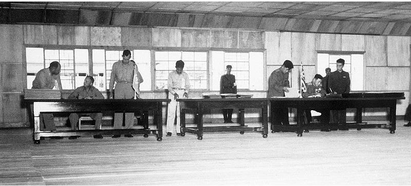 ▲ 1953년 7월27일 정전협정 조인식장의 모습. 왼쪽은 유엔군 총사령관을 대신해 윌리엄 해리슨 미군 중장이고, 오른쪽은 북한·중국군을 대표해 남일 북한 대장이다. 사진=위키피디아