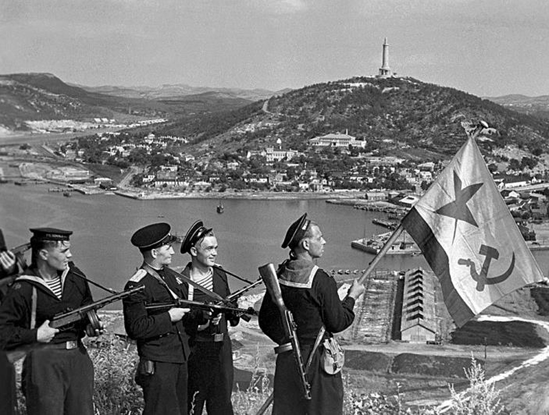 ▲ 1945년 10월 2차 대전 전승국 소련 태평양 함대 소속 군인들이 에스토니아 항구에서 깃발을 들고 있다. 사진=위키미디어