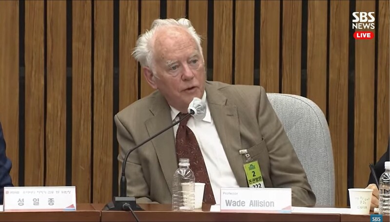 ▲웨이드 앨리슨 영국 옥스퍼드대 명예교수가 지난 19일 국회 본관에서 성일종 국민의힘 의원등의 초청으로 기자간담회에 참석해 후쿠시마 오염수를 처리하면 10리터도 마실수 있다고 말하고 있다. 사진=SBS 영상 갈무리