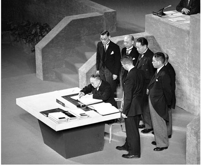 ▲ 1951년 9월 샌프란시스코 강화조약 체결식에서 서명하는 일본 대표단. 사진=위키미디어