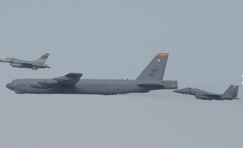 ▲ 2016년 1월 괌의 앤더슨 공군기지에서 날아온 미 공군 B-52가 오산 미군기지 부근에서 저공비행을 하면서 작전을 수행하고 있다. 사진=usfk