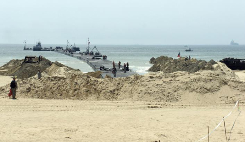 ▲ 2015년 6월 한미연합군이 서해 안면도 해안에서 항만시설 훈련을 하고 있다. 사진=usfk