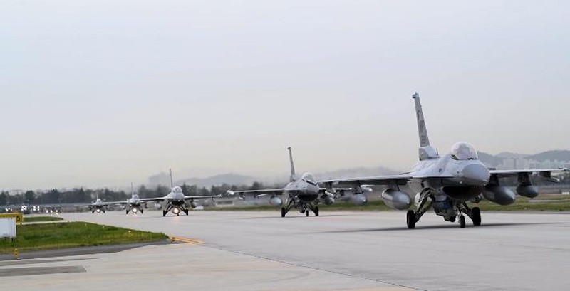 ▲ 2023년 4월14일 한국에서 실시된 한미연합 훈련에 참가한 미 공군  F-16 파이팅 팰컨 전투기들이 군산 미 공군군기지에서 이륙해 광주 미공군기지에 착륙한 뒤 퍼레이드를 하고 있다(https://www.dvidshub.net/video/880363/8th-fighter-wing-arrives-gwangju-air-base-korea-flying-training-2023-b-roll 동영상 갈무리).