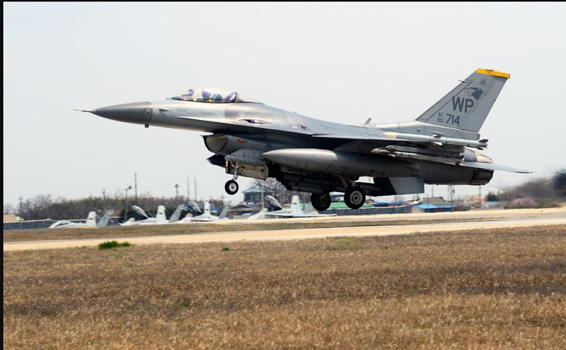 ▲ 2015년 4월10일 한국에서 실시된 맥스선더 훈련에 참가한 미 공군  F-16 파이팅 팰컨 전투기가 광주 미공군기지를 이륙하고 있다. 이 훈련은 한미 공군의  전투기 100여 대가 참가하는 연례 훈련으로 2주간 진행됐다.