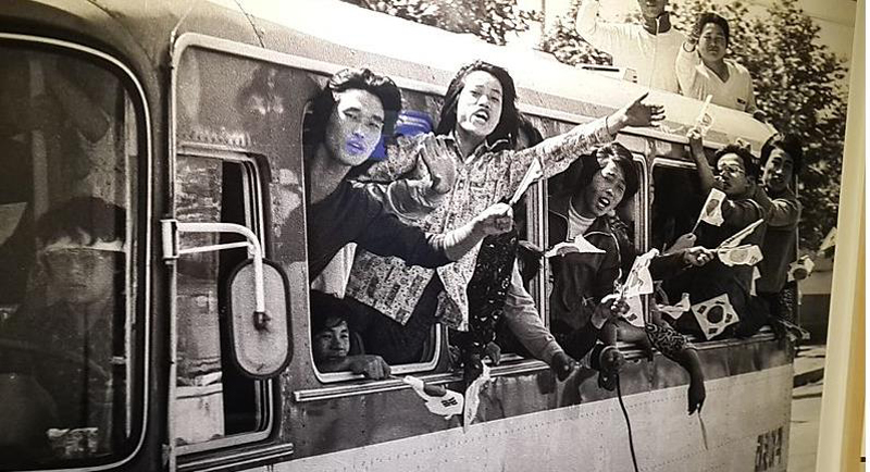 ▲ 1980년 5월 광주항쟁기간 동안 태극기를 손에 든 시민들이 탄 버스가 광주 시가를 달리고 있다. 사진=위키피디아