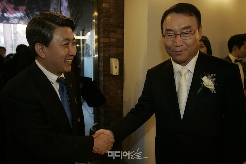 ▲ 2009년 12월 당시 김인규 KBS 사장(오른쪽) 장남 결혼식에 참석한 이동관 당시 청와대 대변인. 사진=미디어오늘