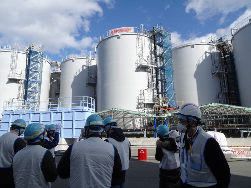 ▲2023년 2월2일 도쿄전력 관계자들이 후쿠시마 제1원자력발전소에서 외신 기자들에게 오염수 저장탱크를 설명하고 있는 모습. ⓒ 연합뉴스
